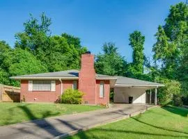 Inviting Vicksburg Home with Patio and Charcoal Grill!