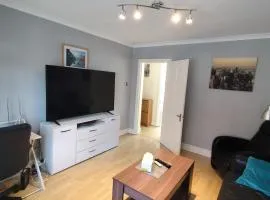 2 Bed Flat Near Station with Parking&Comgarden