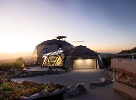 The KingDome - A Unique, Royal Experience with Hot Tub, Rooftop and Views，位于城堡石的酒店