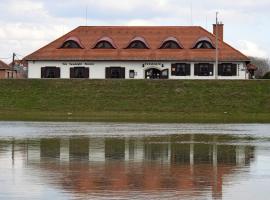 Vár Vendéglő Panzió，位于沙罗什保陶克的酒店