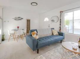 King Suite - Steps to Beach & Close to Pier