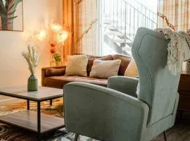 Steps to Beach & Close to Restaurants and Shops