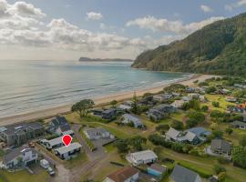 Retreat by the Beach - Pauanui Holiday Home，位于帕瓦努伊的酒店