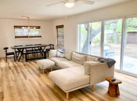 NEW Modern Hill Country Hideaway，位于Bertram的酒店