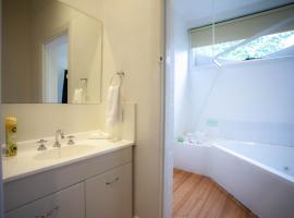 Ballarat Station Apartments Queen Studio With Spa，位于巴拉腊特的酒店