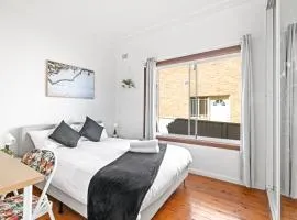 Classic Double Room in Peakhurst - Centrally Located - Shared Bathroom