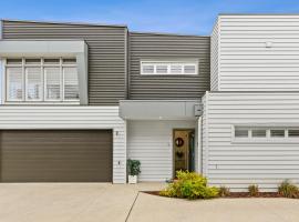 Kismet 3 bedroom luxury townhouse secure back yard walk to the beach and shops Family friendly Double garage parking WIFI，位于格罗夫海洋的酒店