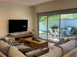 Lbarza Delightful 3BR Central Townhouse with courtyard，位于谢珀顿的酒店