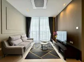 The Luxury Podium3R2B, 8pax YPM103