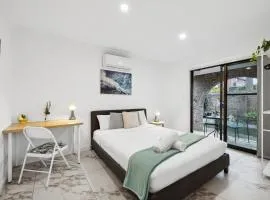 Quaint Double Room - Centrally Located at Glenfield - Shared Bathroom