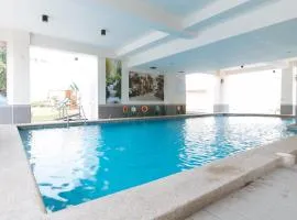 RedDoorz Plus at Alpina Heights Paranaque，位于马尼拉帕拉纳克的酒店