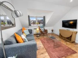 Beautiful 2BR Apartment with McCaigs Tower views