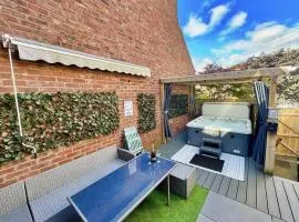 Hot Tub, Free Parking, Near Shops & Restaurants, Location 1m to City