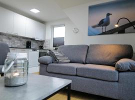 Ferienwohnungen Meerfarbig Zingst - HAUSTIERFREI -Terrasse mit Strandkorb oder Balkon - E-Ladesäule - Parkplatz - WLAN - Fahrradschuppen - Waschtrockner - ruhig und zentral - Nichtraucher，位于青斯特的酒店