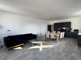 Loft épuré avec parking privé.
