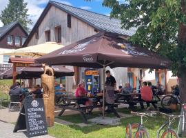 Penzion a Restaurace u Sousedů，位于斯特拉日尼的民宿