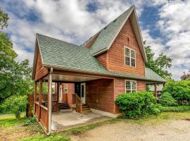 Walk to Lake Lampe Cabin with Fireplace and Deck!，位于Lampe的酒店