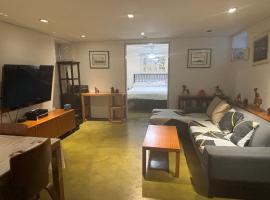 Cozy and Comfy Cellar，位于扬克斯的酒店