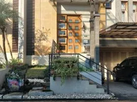 Casa Como Ciumbuleuit - spacious 3 Beds Townhouse