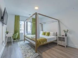 2 bedroom 2 bath Suite, Near American Dream and The Airport, Free Parking, King Bed and 2 Queen Beds, Washer and Dryer