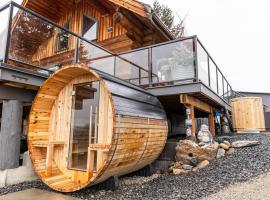 The View Point Lodge Cozy Log House with Hot Tub，位于弗农的酒店