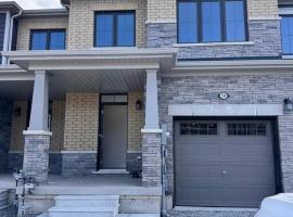 New 3-BR Home Near Falls with King Bed 75 Inch TV and Parking，位于索罗尔德的酒店