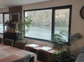 Charming Riverside House with Jacuzzi and Gym
