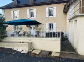 La Maison du soleil L Aulhere 3 étoiles ,Maison familiale 6-7 personnes, Jacuzzi , Massages bien-être en option