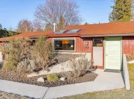 Light & Bright Mid-Century Modern Berm House Central to Downtown & Hospitals