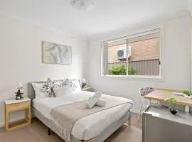 Cozy Double Room in Panania - Close to Stations & Stores - Shared Bathroom