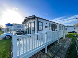 Beautiful Caravan With Free Wifi At Broadland Sands Holiday Park Ref 20292Bs，位于Hopton on Sea的酒店