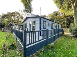 Stunning Lodge With Large Decking At Azure Seas In Suffolk Ref 32109Og，位于洛斯托夫特的山林小屋