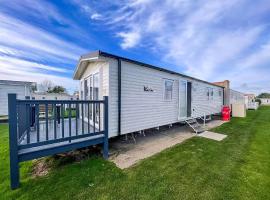 Beautiful 8 Berth Caravan With Decking At Naze Marine Park, Essex Ref 17184P，位于内兹岬附近沃尔顿的酒店