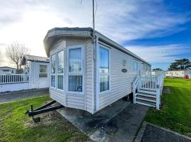 8 Berth Caravan With Decking To Hire At Naze Marine In Essex Ref 17045Nm，位于内兹岬附近沃尔顿的酒店