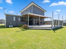 Coastal Comfort - Foxton Beach Holiday Home，位于Foxton的酒店