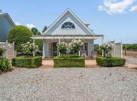 Cottage On Vines - Aldinga - C21 SouthCoast Holidays，位于阿尔丁格的酒店