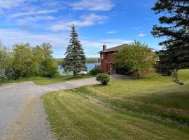 Stunning 4bedroom Lake house !，位于Manitowaning的宠物友好酒店