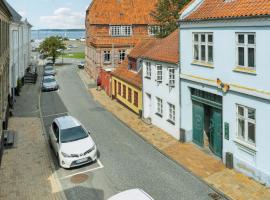 2 Bedroom Lovely Home In Rudk&oslash;bing，位于鲁德克丙的海滩酒店