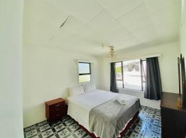 Ocean Cottage Private Double Twin Room in Nuku'alofa Townb，位于努库阿洛法的酒店