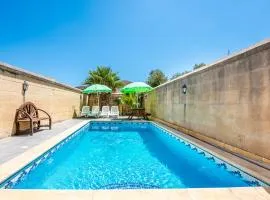 4 Bedroom Holiday Home with Private Pool