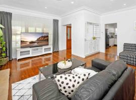 3-Bedroom House near Train Station with Netflix，位于Revesby的酒店