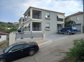 Makarounis Athanasios Apartments，位于佩塔里德海昂的酒店