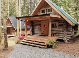 Slow-Go Log Cabin in the Woods with Cozy Woodstove，位于夸利库姆海滩的酒店