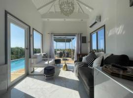 Stunning 3 Bed Villa with Coastline Views and Swimming Pool，位于特雷热比奇的酒店