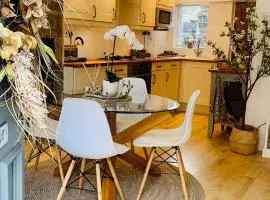 The Tenth House, Grade II Listed Georgian Town House, Wirksworth, Derbyshire, Peak District Cottage, Sleeps 4
