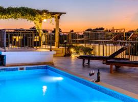 Villa Julia with heated pool and hot tub, ideal for large groups，位于米欧纳的酒店