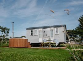 Shepherds Hut at Chenhall Farm，位于赫尔斯顿的酒店