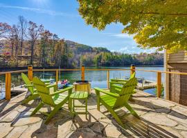 Cozy Lake Santeetlah Cottage with Dock and 3 Kayaks!，位于罗宾斯维尔的酒店