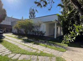 CASA EM FRENTE A LAGOA DE ARARUAMA - no CENTRO - 3 QUARTOS E 3 BANHEIROS，位于阿拉鲁阿马的酒店