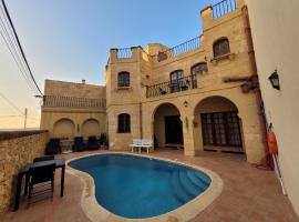 UNDER NEW MANAGEMENT! Sant Antnin Luxurious Farmhouse Villa With Pool Sannat Near Victoria Gozo Family Friends Couples Views Balcony Roof Terrace Romantic Getaway，位于Munxar的酒店